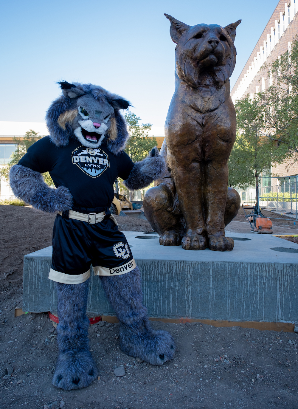 Milo the lynx with the lynx statue